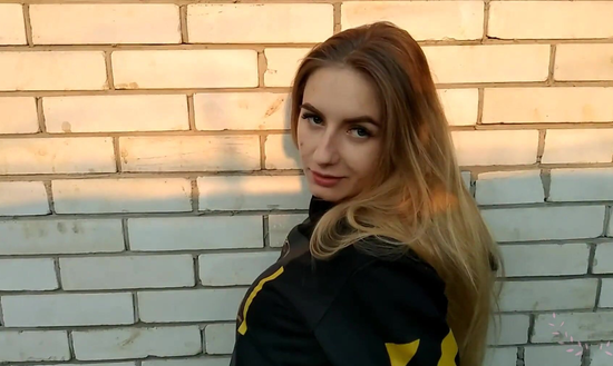 Чтобы не вести парня домой, русская блондинка заманила его ебаться на заброшку