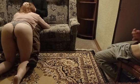 Жена приучила мужа-куколда вылизывать ей киску после секса с соседом!